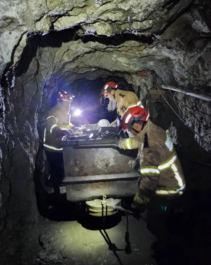 "The Miracle of Bongwha"...Two miners rescued in 221 hours of burial - south korea