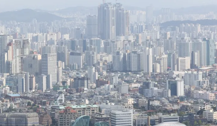 As interest rates rose and housing prices fell, the bestowal of apartments in Seoul decreased